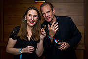 Charity-Lady Cosima Aichholzer und Meisterhandwerker Daniel Marshall in der Zigarren-Lounge im Kitzbühel Country Club. Foto: Kitzbühel Country Club 